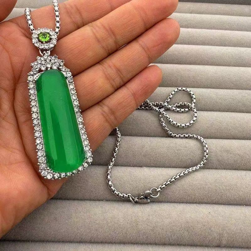 Luxurious Emerald Green Jadeite Pendant Necklace - Image 3