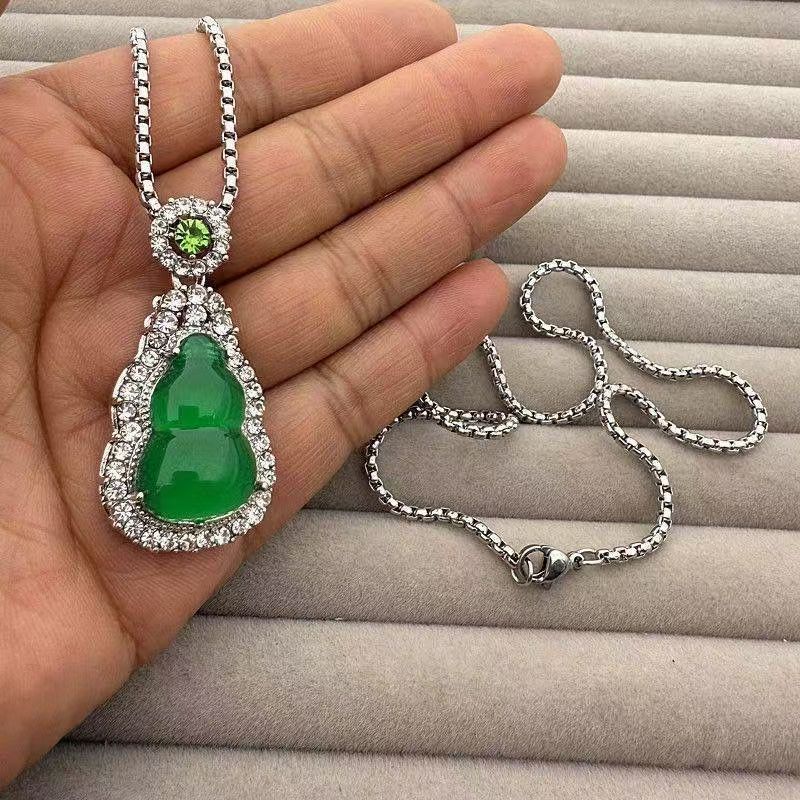 Luxurious Emerald Green Jadeite Pendant Necklace - Image 4