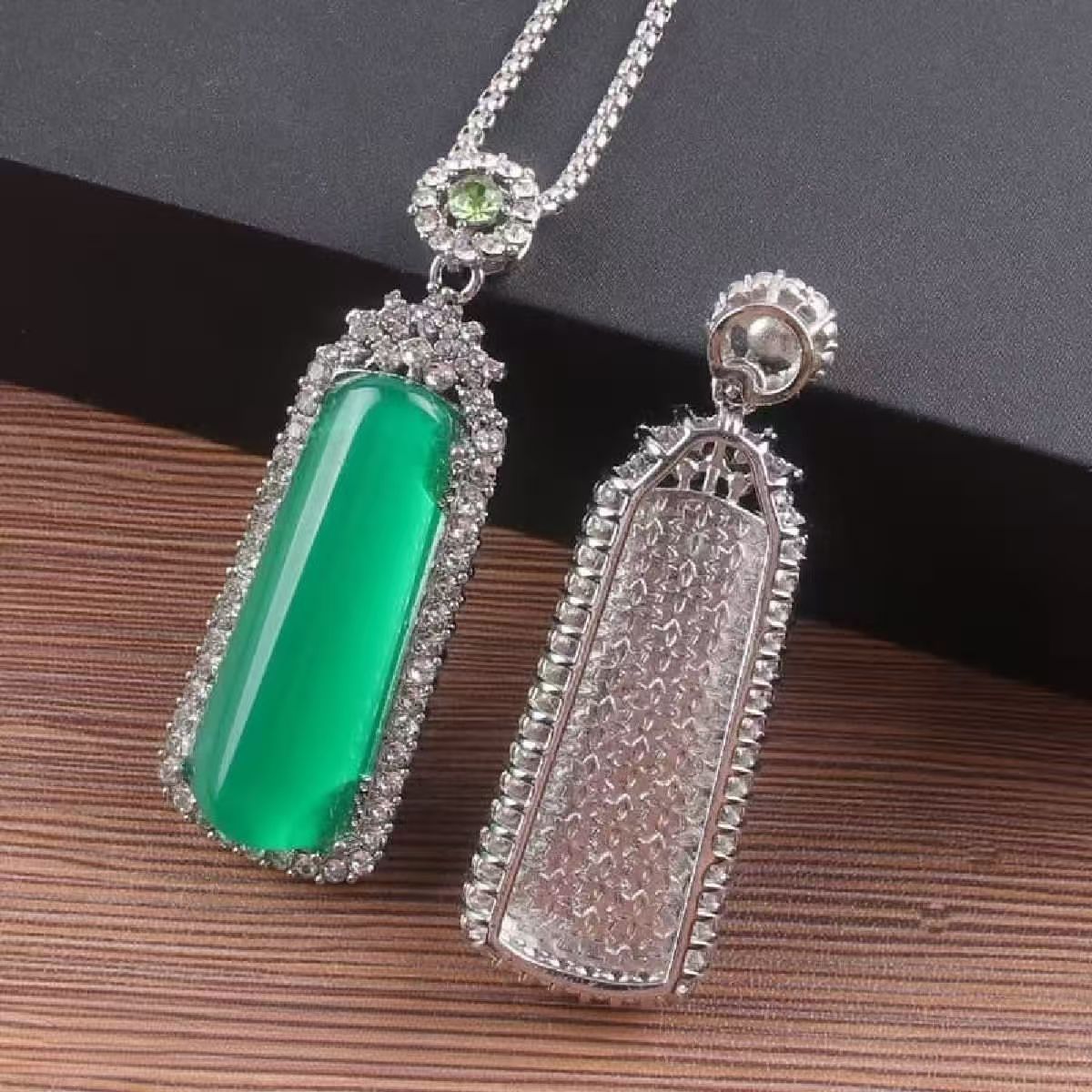 Luxurious Emerald Green Jadeite Pendant Necklace
