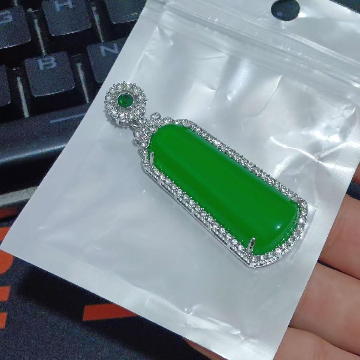 Luxurious Emerald Green Jadeite Pendant Necklace - Image 2